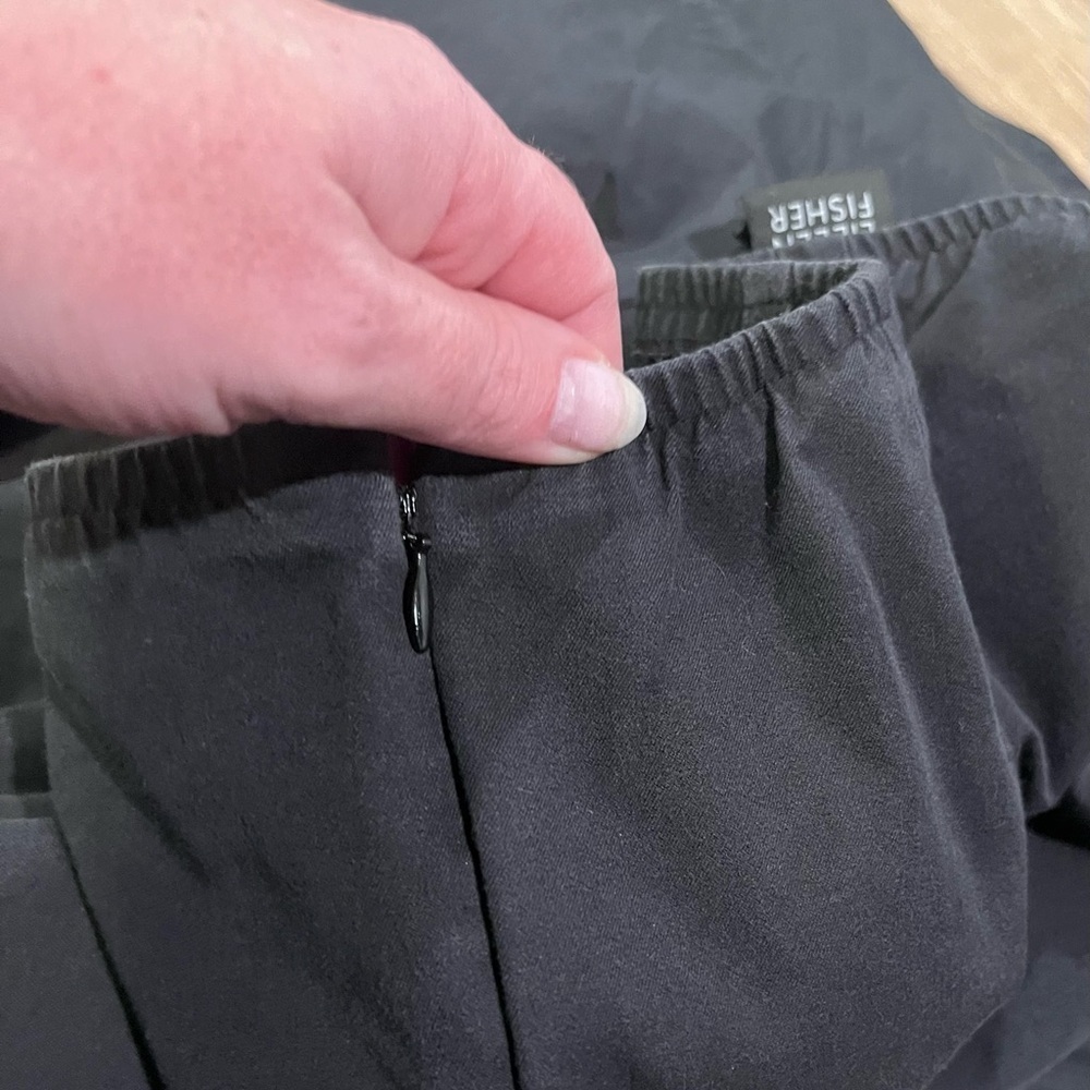 Eileen Fischer black pull on cropped straight pants with side zip and elastic - Picture 4 of 4